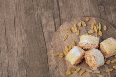 Üstünde sarı kuru üzüm ve şeker tozu olan kızarmış kurabiyeler. Yüksek kalite fotoğraf