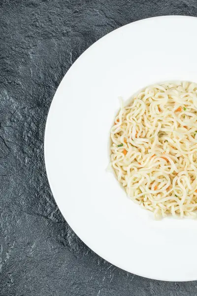 Een Wit Bord Vol Heerlijke Pasta Hoge Kwaliteit Foto — Stockfoto