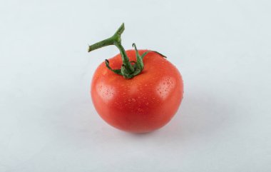 Beyaz arka planda olgun organik domates. Yüksek kalite fotoğraf