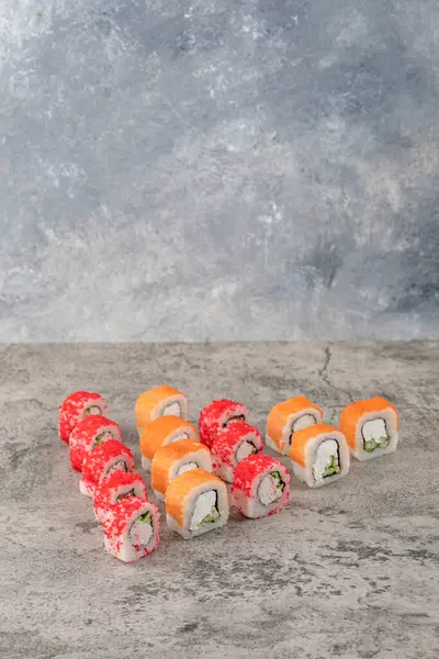 Букет смачних суші-роллів, розміщених на мармуровому фоні — стокове фото