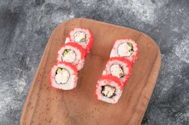 Kaliforniya ahşap tahtada uçan balık havyarıyla doludur.