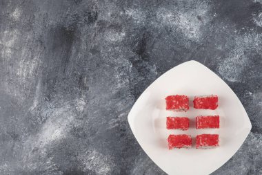 California beyaz tabakta uçan balık havyarıyla yuvarlanıyor.