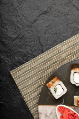 Ejderha suşisi yılan balığı ve mermer tabakta zencefil turşusu ile yuvarlanır.