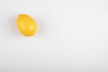 Beyaz arkaplanda tek sarı limon izole