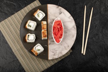 Ejderha suşisi yılan balığı ve mermer tabakta zencefil turşusu ile yuvarlanır.