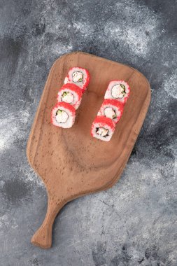 Kaliforniya ahşap tahtada uçan balık havyarıyla doludur.