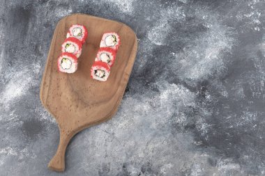 Kaliforniya ahşap tahtada uçan balık havyarıyla doludur.