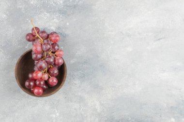 Mermer yüzeyde taze kırmızı üzümler.