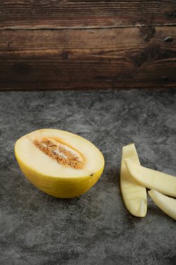 Mermer yüzeyine yerleştirilmiş taze kavun seti