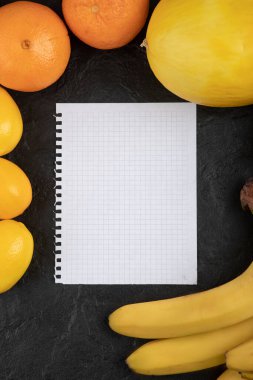 Farklı meyveler ve boş bir kağıt ile sağlıklı sebzeler.