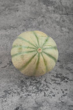 Taş zemine yerleştirilmiş taze taze kavun.