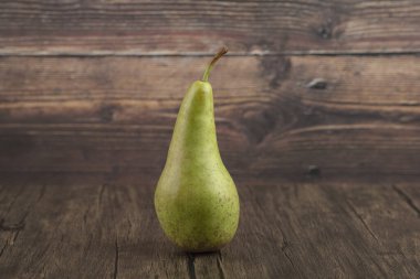 Tahta yüzeye yerleştirilmiş tek lezzetli armut.