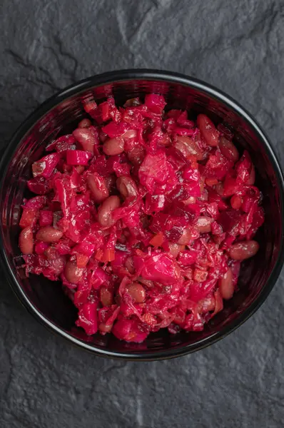 Vertical photo of homemade Vinaigrette with Beans in black bowl — Stock Photo, Image