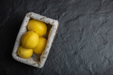 Siyah arka planda taze olgun limonlar.