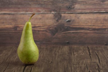 Tahta yüzeye yerleştirilmiş taze armut.