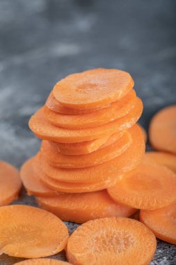 Havuç dilimlerinin dikey fotoğrafı