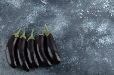 Sebzeler. Gri arka planda organik olgun patlıcanlar