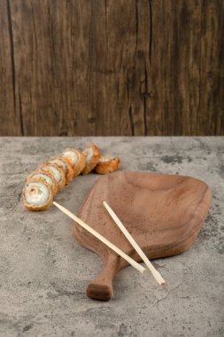 Tahta ve yemek çubuklarıyla haşlanmış suşi ekmeği.