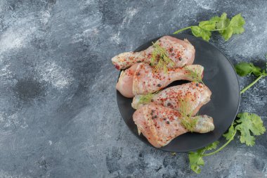 Geniş açılı marine edilmiş çiğ tavuk bacağı pişirmeye hazır.