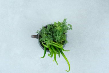 Klasik kupada taze yeşillikler ve kırmızı biberler. Yüksek kalite fotoğraf