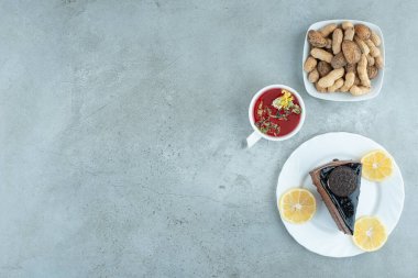 Çay ve fıstık dilimli çikolatalı pasta. Yüksek kalite fotoğraf