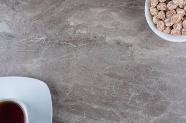 Mermer arka planda bir fincan çay ve şekerleme. Yüksek kalite fotoğraf