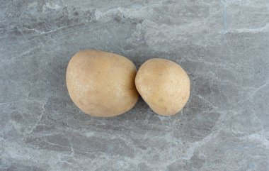 İki olgun patates, mermer arka planda. Yüksek kalite fotoğraf