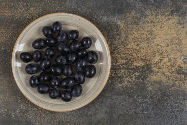 Seramik tabakta taze siyah üzüm. Yüksek kalite fotoğraf