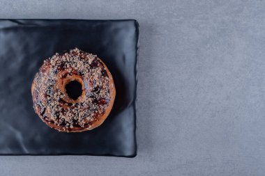 Siyah tabakta taze ev yapımı çikolatalı çörek. Yüksek kalite fotoğraf