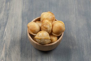 Tahta bir kasede lezzetli hamur köfteleri kızarttım. Yüksek kalite fotoğraf