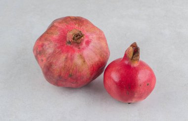 Taş zeminde iki taze nar. Yüksek kalite fotoğraf