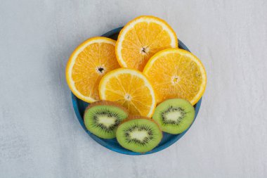 Mavi tabakta portakal ve kivi dilimleri. Yüksek kalite fotoğraf