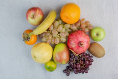 Taş zeminde bir sürü meyve var. Yüksek kalite fotoğraf
