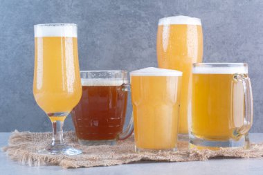 Çuval bezinde çeşitli bira bardakları. Yüksek kalite fotoğraf