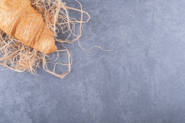Gri arka planda saman üzerine taze Fransız kruvasanı. Yüksek kalite fotoğraf