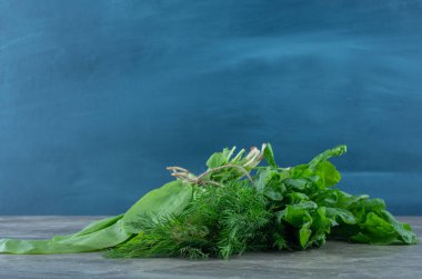 Yeni toplanmış yeşiller, mermer arka planda. Yüksek kalite fotoğraf