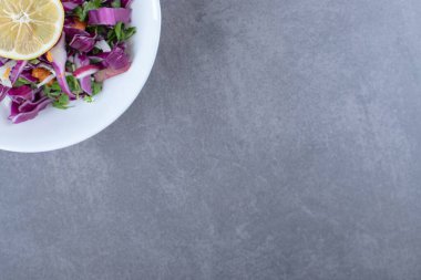 Limonlu rendelenmiş sebzeler, mermer arka planda. Yüksek kalite fotoğraf