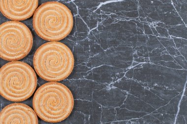 Mermer zemin üzerinde lezzetli rulo kurabiyeler. Yüksek kalite fotoğraf
