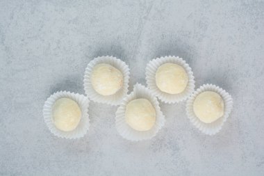 Beyaz arka planda yuvarlak taze kurabiyeler. Yüksek kalite fotoğraf