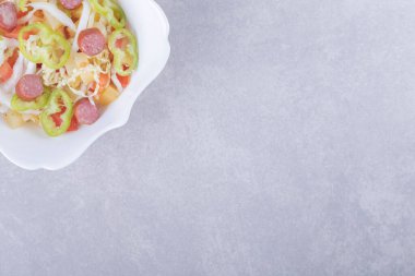 Bir kase füme sosis ve arka planda doğranmış sebze. Yüksek kalite fotoğraf