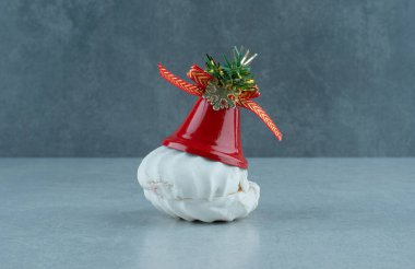 Zil takısı ve mermer arka planda bir kurabiye. Yüksek kalite fotoğraf