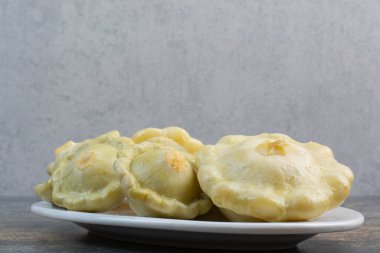 Mermer arka planda lezzetli meyvelerden oluşan beyaz bir tabak. Yüksek kalite fotoğraf