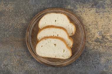 Tahta kesme tahtasında dilimlenmiş güzel kokulu ekmek. Yüksek kalite fotoğraf