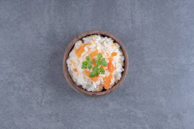 Kasede vejetaryen pirinci, mermer arka planda. Yüksek kalite fotoğraf