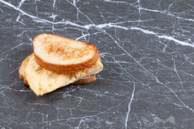 İki dilim ekmek arasındaki omlet, mermer arka planda. Yüksek kalite fotoğraf