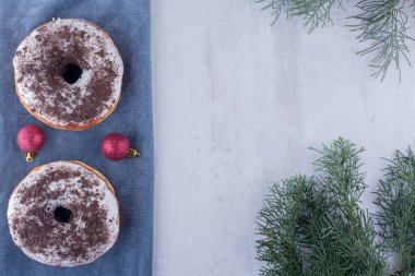 Lezzetli çörekler ve beyaz arka planda katlanmış masa örtüsü üzerine noel süslemeleri. Yüksek kalite fotoğraf