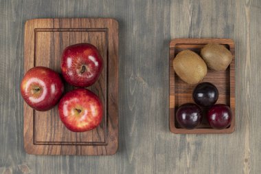Ahşap bir masada lezzetli çeşitli meyveler. Yüksek kalite fotoğraf