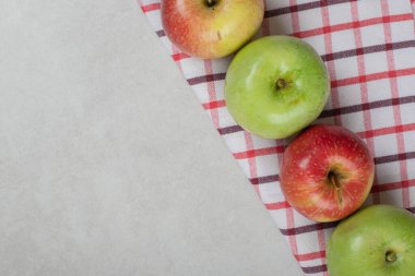 Çizgili masa örtüsü üzerinde renkli taze elmalar. Yüksek kalite fotoğraf