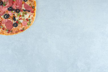 Arka planda lezzetli bir pizza sergileniyor. Yüksek kalite fotoğraf