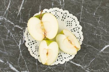 Yarısı kesilmiş ve dilimlenmiş yeşil elma. Gri sırtlı organik yeşil elma. Yüksek kalite fotoğraf